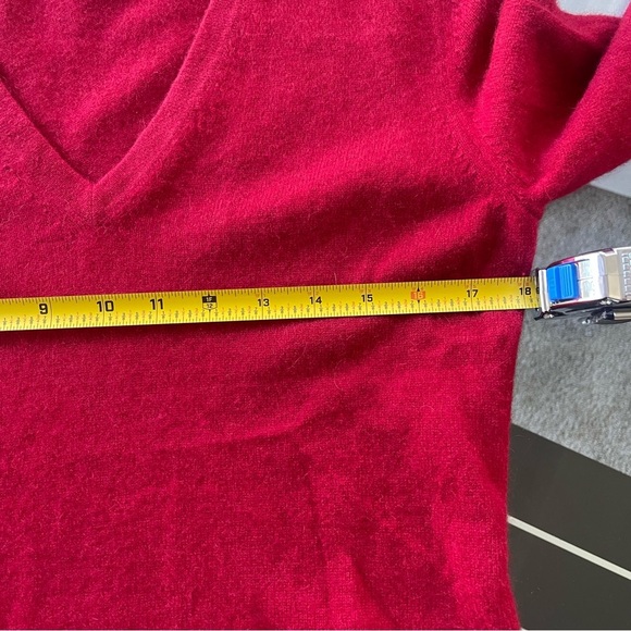 Vertical Design Cashmere Women’s Holiday Red V-neck Pullover Sweater Size Medium - Picture 4 of 6